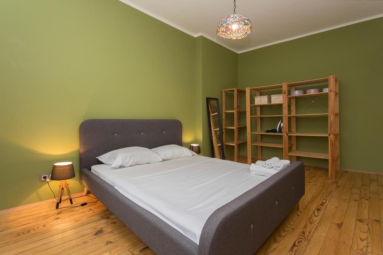 Colorful 2Bdr Apartment In The City Center Софія Екстер'єр фото