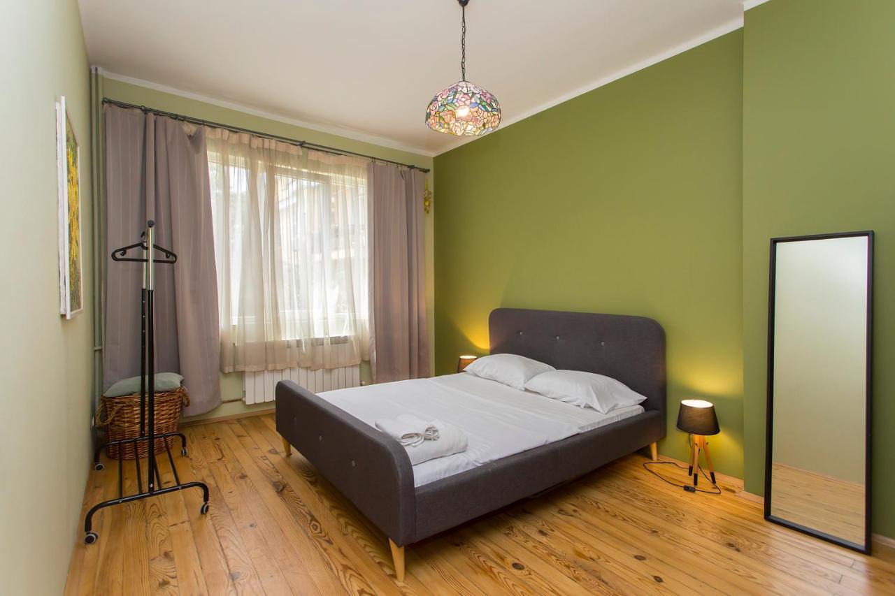 Colorful 2Bdr Apartment In The City Center Софія Екстер'єр фото