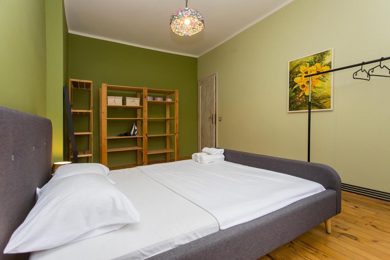 Colorful 2Bdr Apartment In The City Center Софія Екстер'єр фото