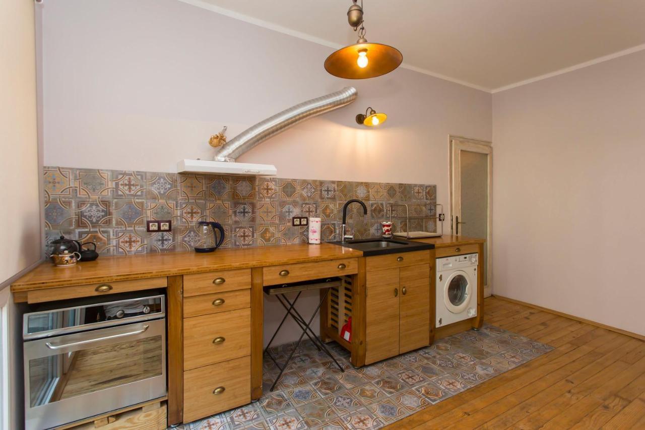Colorful 2Bdr Apartment In The City Center Софія Екстер'єр фото