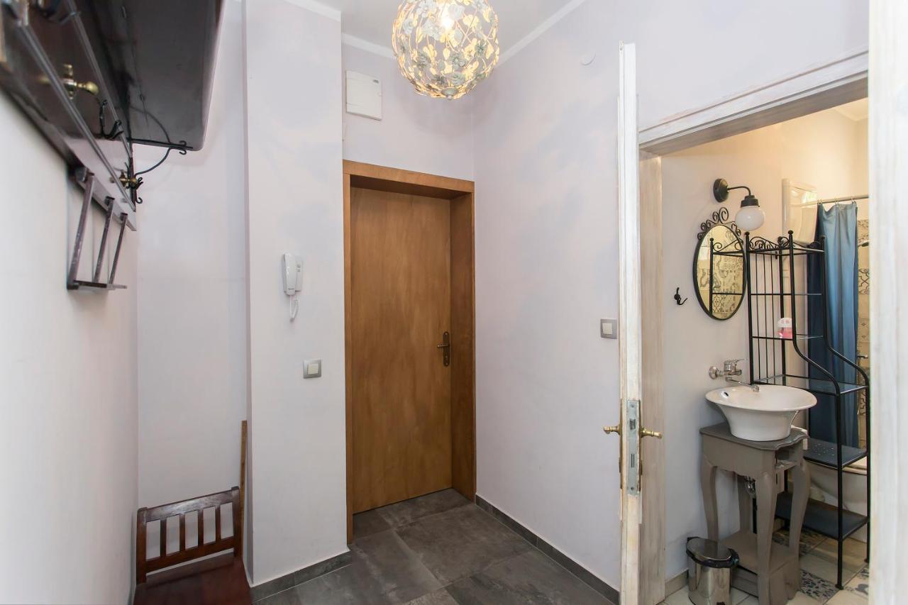 Colorful 2Bdr Apartment In The City Center Софія Екстер'єр фото